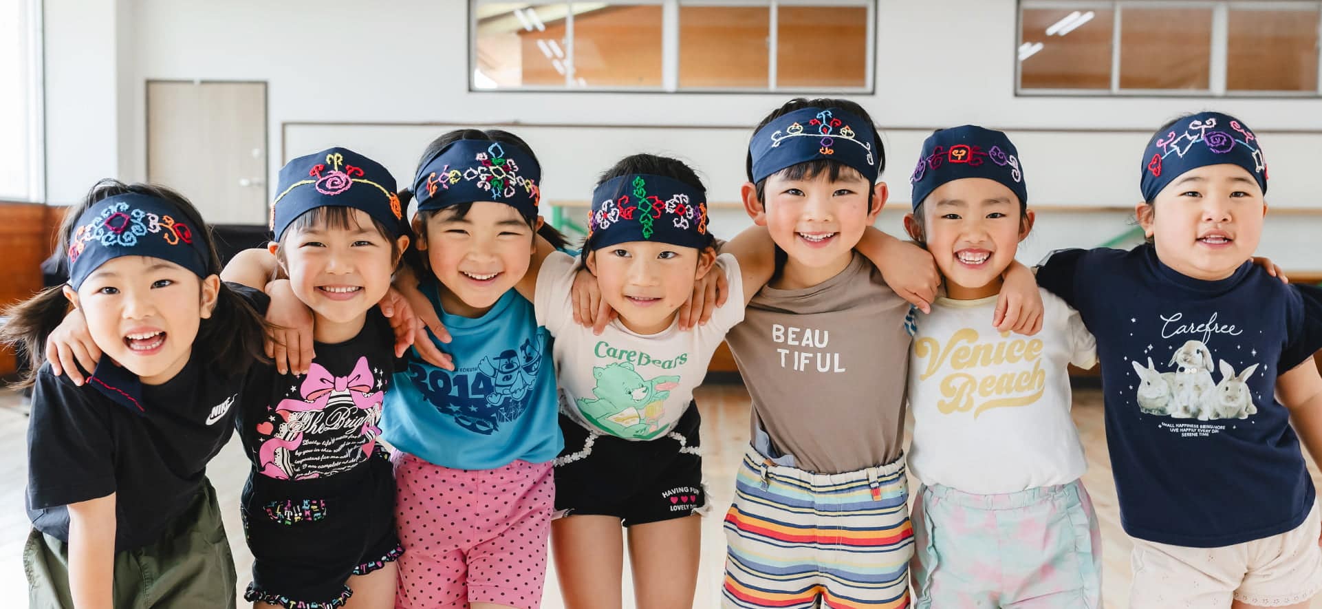 ホールでアイヌの恰好をした子どもたちの様子