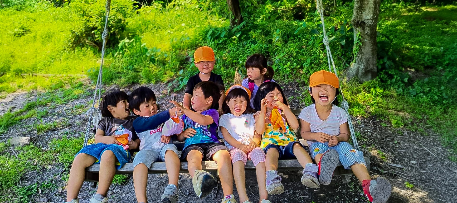 田植えを体験する子どもたちの様子